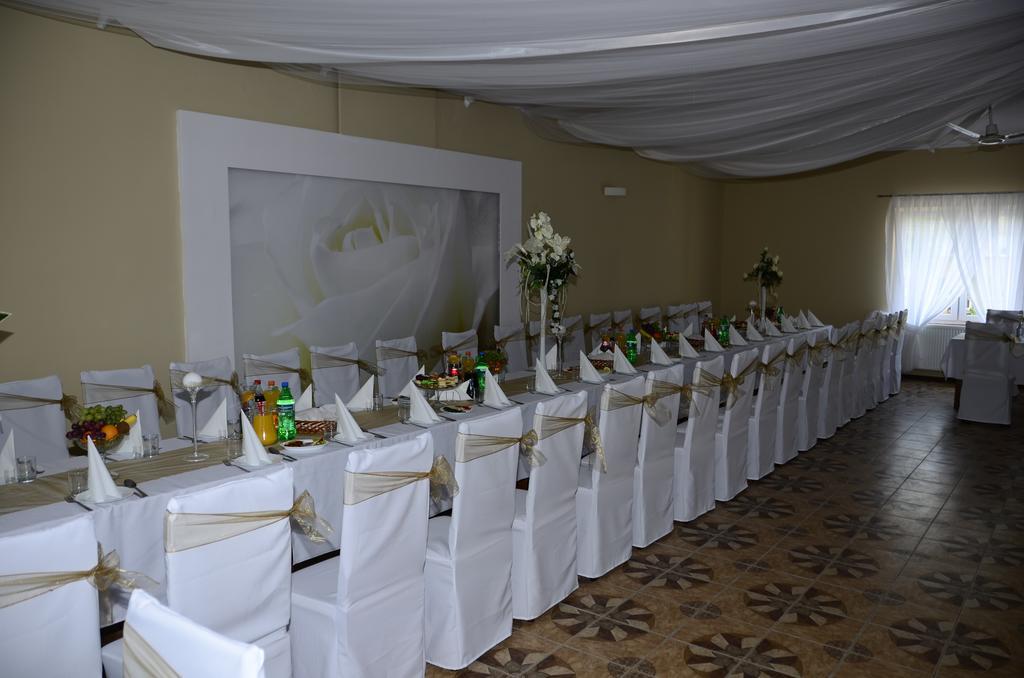 Restauracja Pod Kogutem Otel Poniatowa Dış mekan fotoğraf