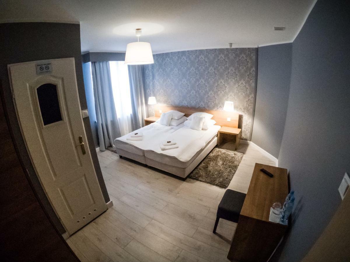 Restauracja Pod Kogutem Otel Poniatowa Dış mekan fotoğraf