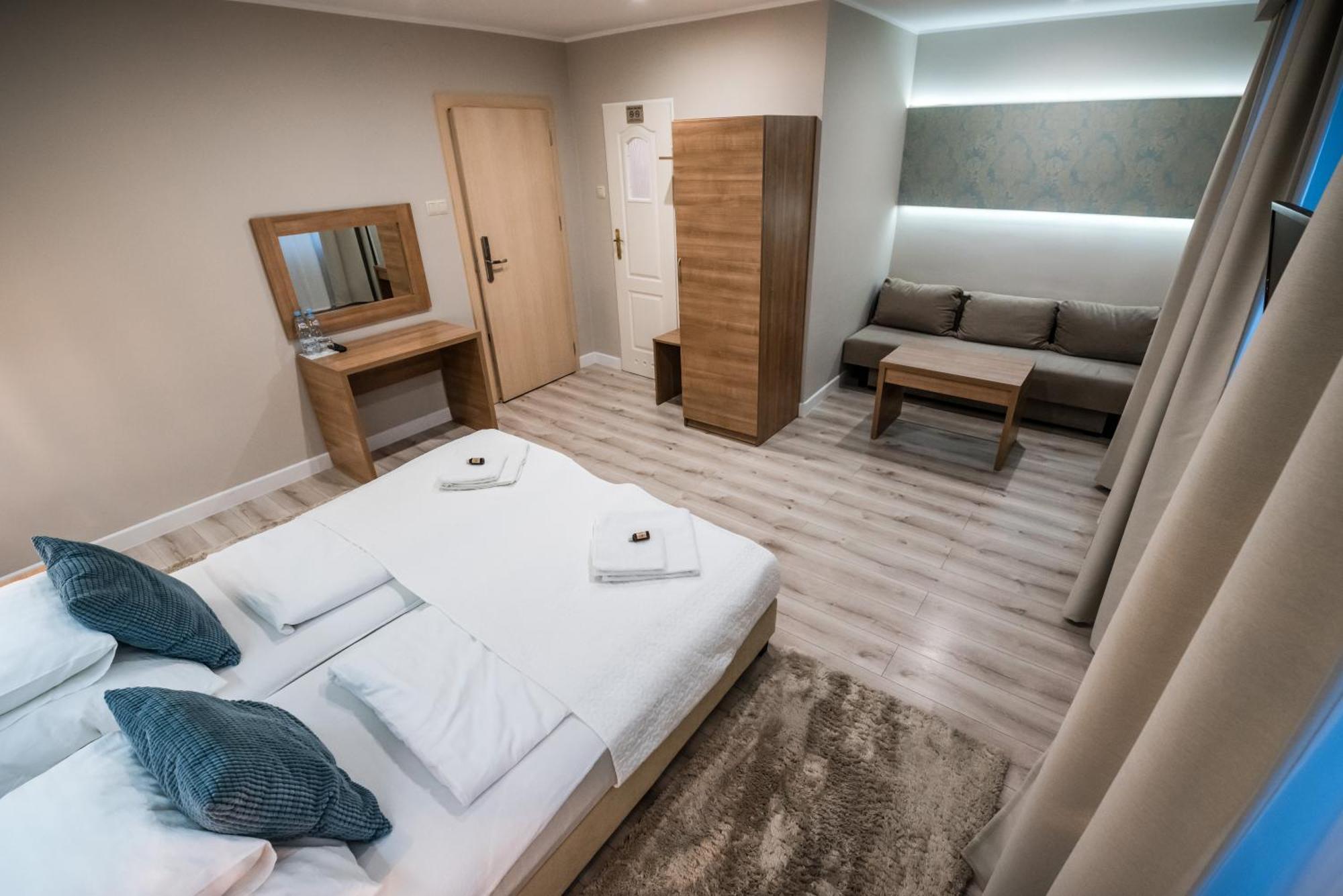 Restauracja Pod Kogutem Otel Poniatowa Dış mekan fotoğraf